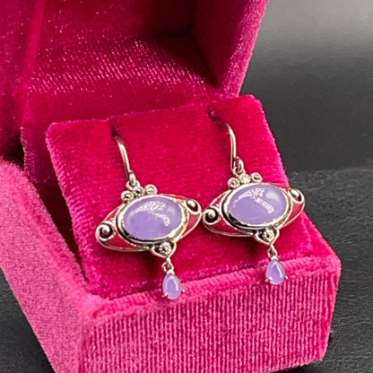 Orecchini in argento con giada lavanda e smalti rossi visti di lato