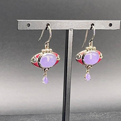 Orecchini in argento e giada lavanda visti dal retro, ganci aperti