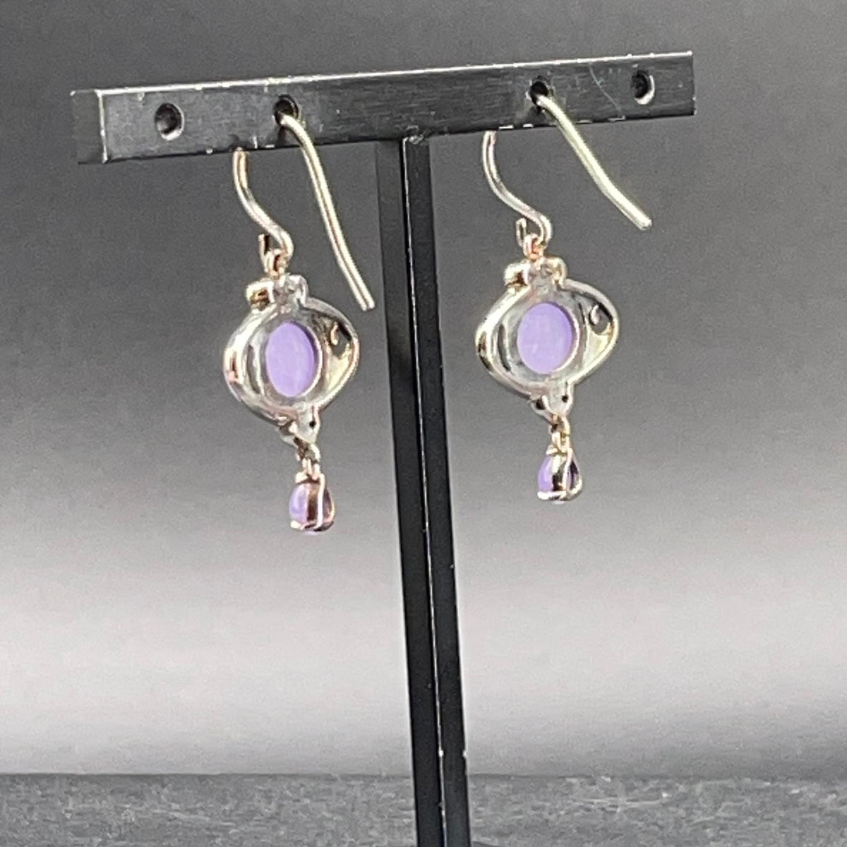 Retro degli orecchini in argento con chiusura a monachella e pietre color lavanda