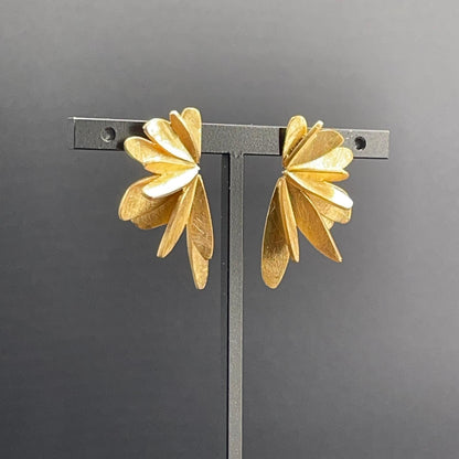 Orecchini dorati a ventaglio con petali satinati in ottone bagnato oro 24 carati – vista 1