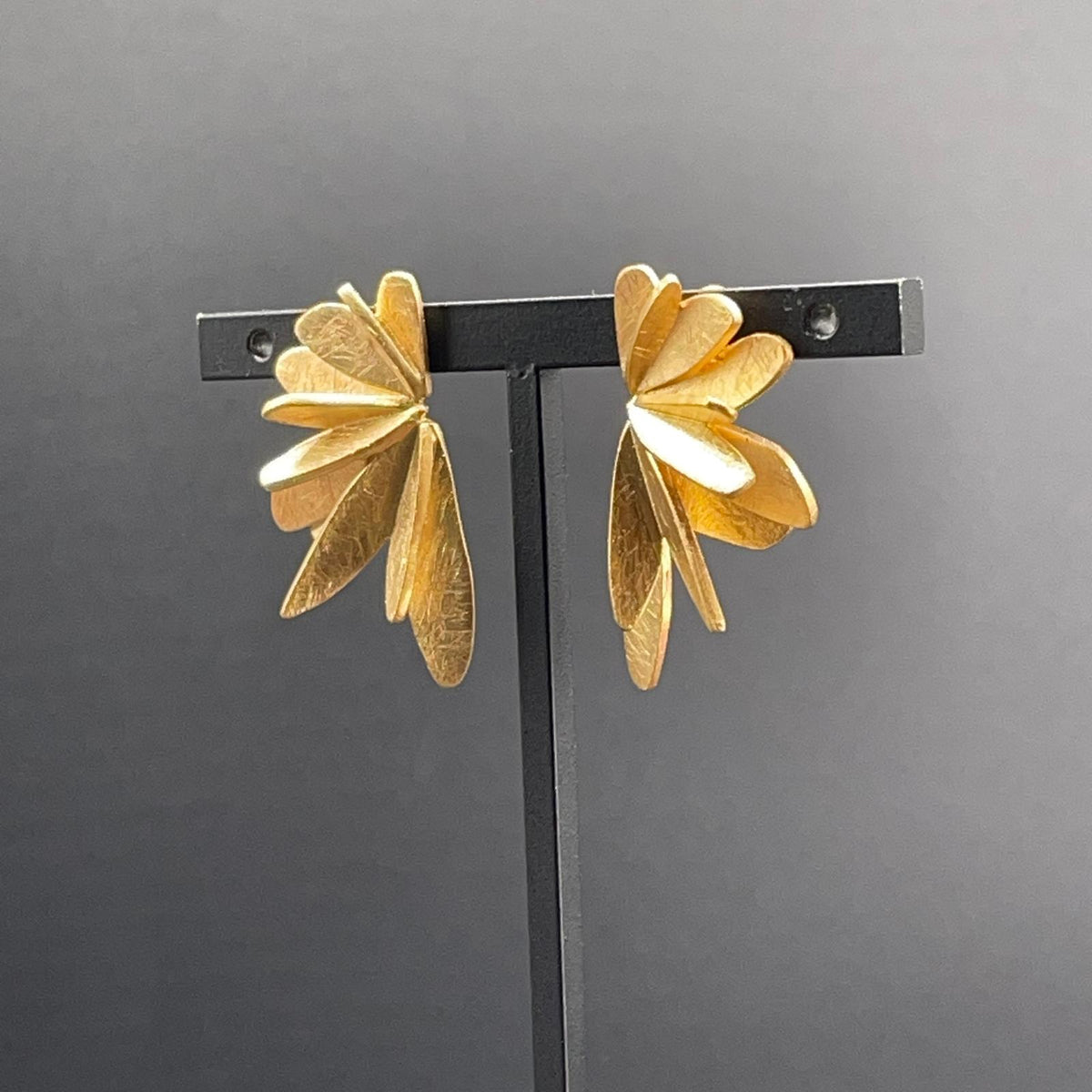 Orecchini dorati a ventaglio con petali satinati in ottone bagnato oro 24 carati – vista 2