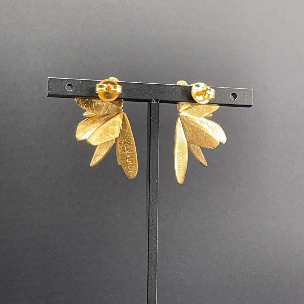 Orecchini dorati a ventaglio con petali satinati in ottone bagnato oro 24 carati – vista 3
