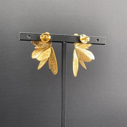 Orecchini dorati a ventaglio con petali satinati in ottone bagnato oro 24 carati – vista 3