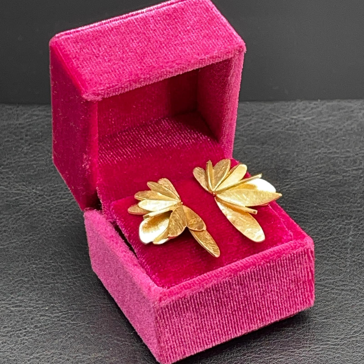 Orecchini dorati a ventaglio con petali satinati in ottone bagnato oro 24 carati – vista 5
