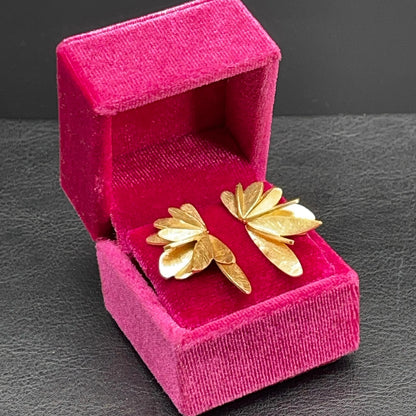 Orecchini dorati a ventaglio con petali satinati in ottone bagnato oro 24 carati – vista 5