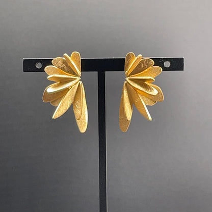 Orecchini dorati a ventaglio con petali satinati in ottone bagnato oro 24 carati – vista 6