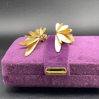 Orecchini dorati a ventaglio con petali satinati in ottone bagnato oro 24 carati – vista 8