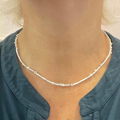 Collana argentata con piccole perle e lavorazione materica, dettaglio 1