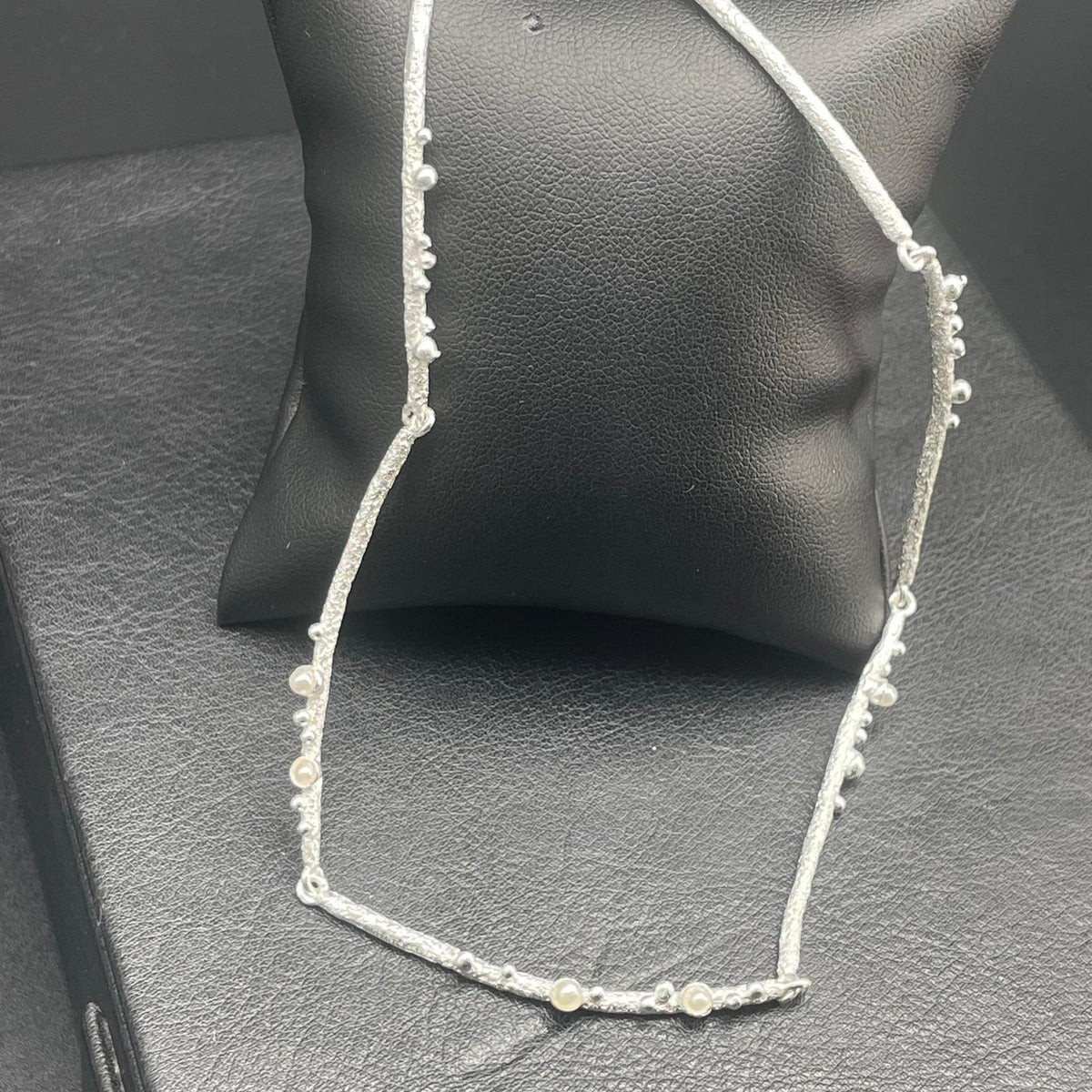 Collana argentata con piccole perle e lavorazione materica, dettaglio 2