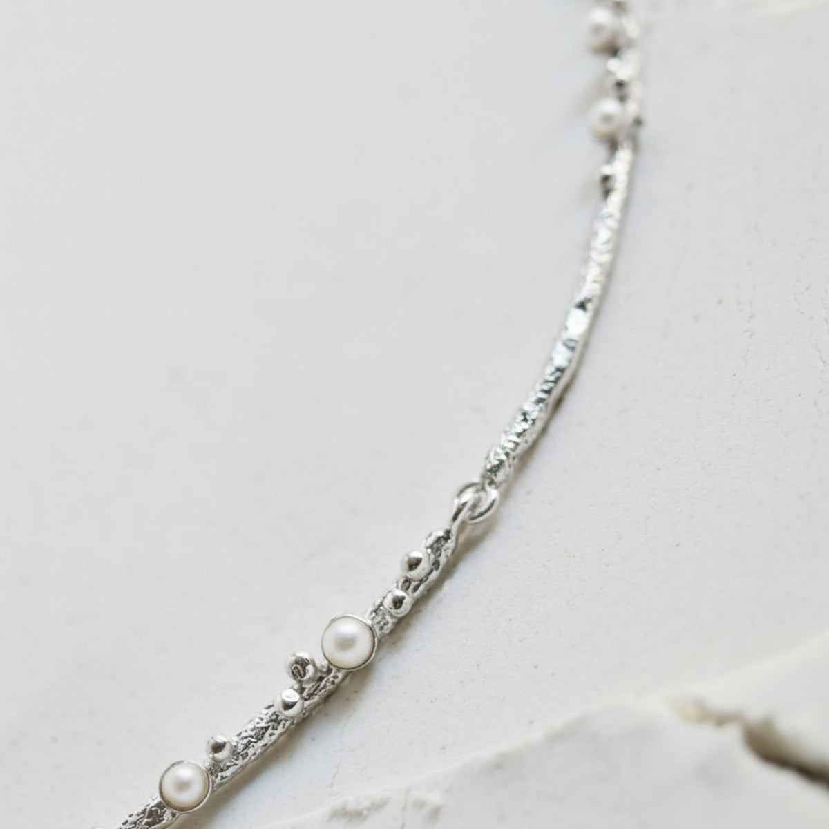 Collana argentata con piccole perle e lavorazione materica, dettaglio 4
