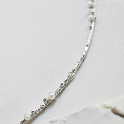 Collana argentata con piccole perle e lavorazione materica, dettaglio 4