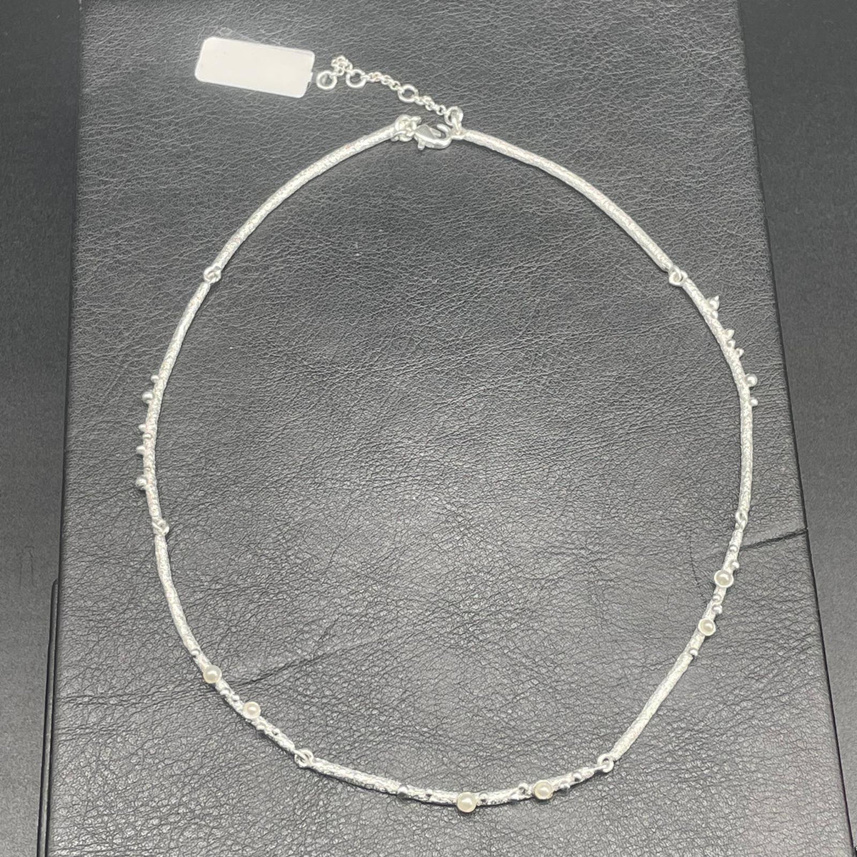 Collana argentata con piccole perle e lavorazione materica, dettaglio 5