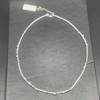 Collana argentata con piccole perle e lavorazione materica, dettaglio 5