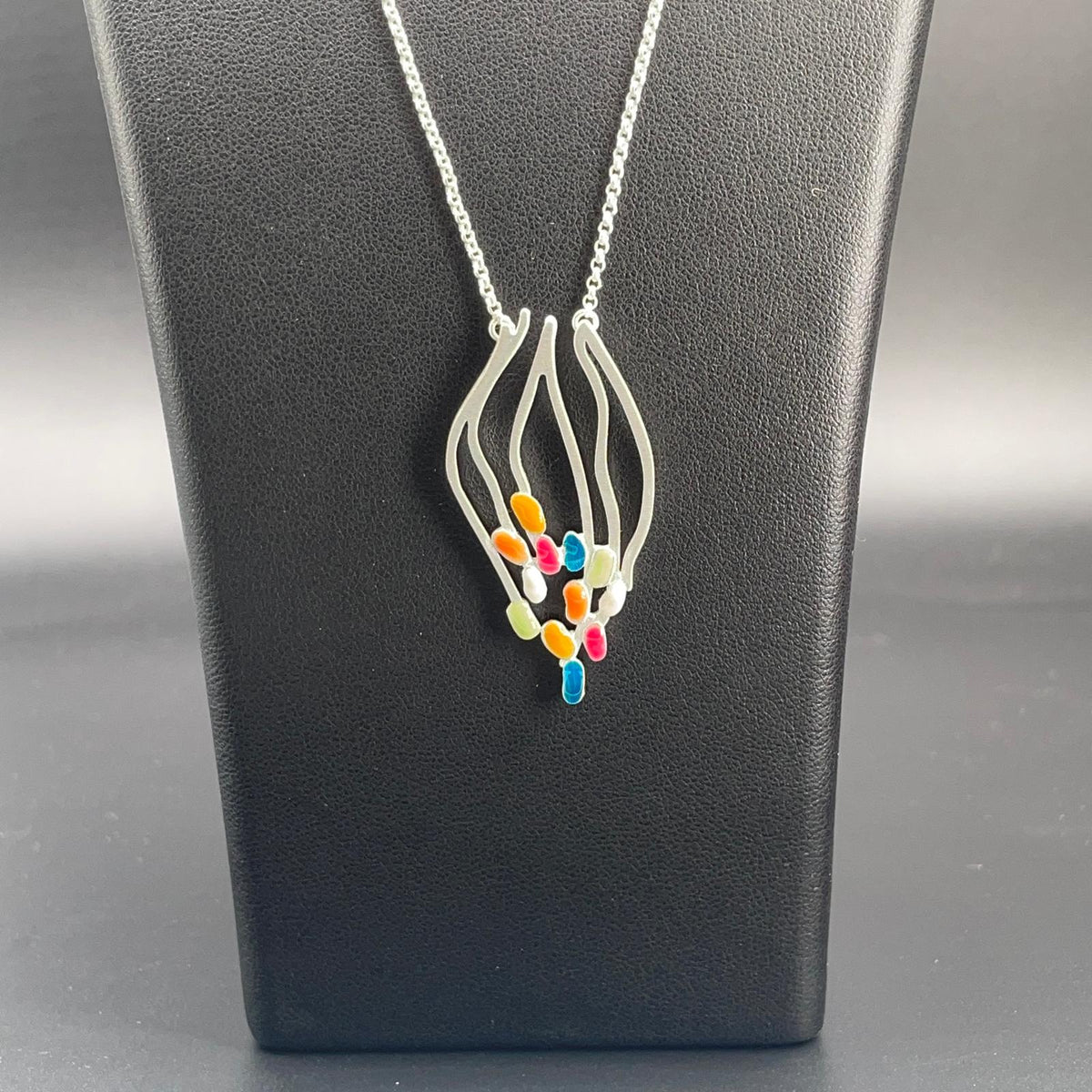 Collana argentata con pendente traforato e smalti multicolore, dettaglio 1