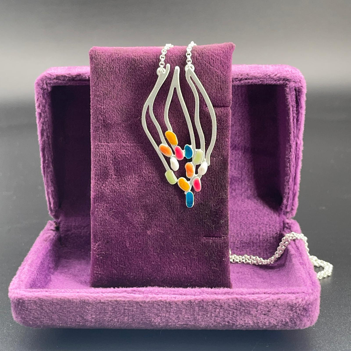 Collana argentata con pendente traforato e smalti multicolore, dettaglio 2