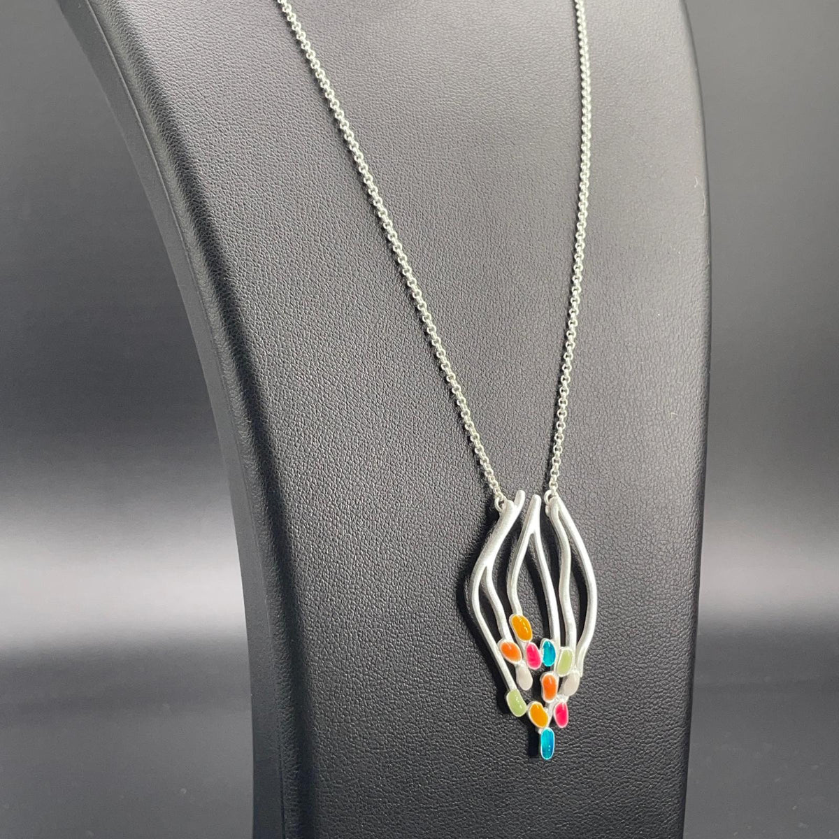 Collana argentata con pendente traforato e smalti multicolore, dettaglio 3