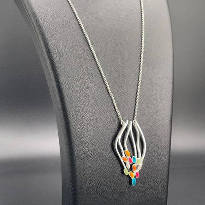 Collana argentata con pendente traforato e smalti multicolore, dettaglio 3