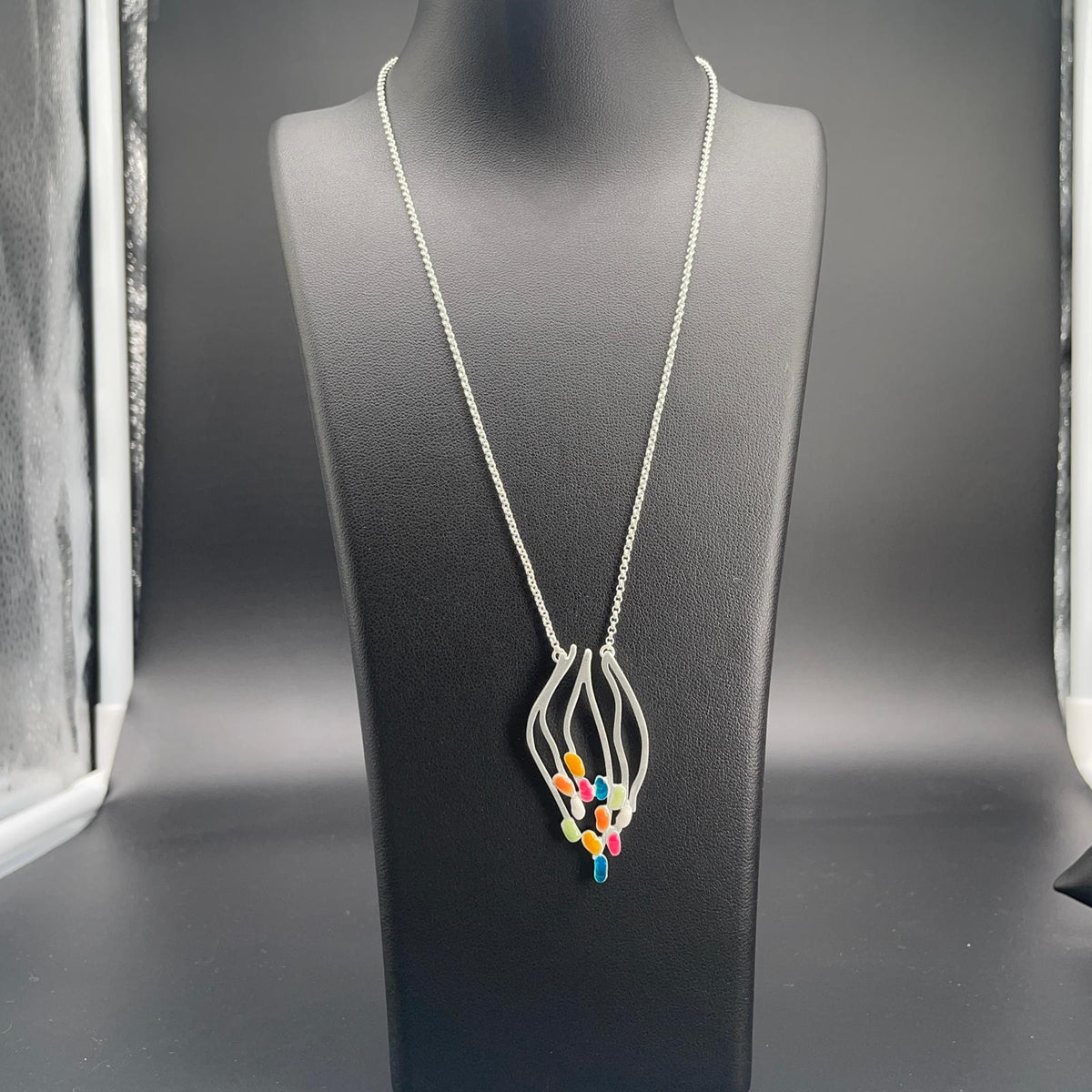 Collana argentata con pendente traforato e smalti multicolore, dettaglio 4
