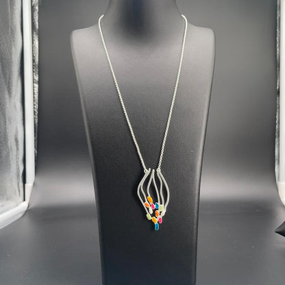 Collana argentata con pendente traforato e smalti multicolore, dettaglio 4