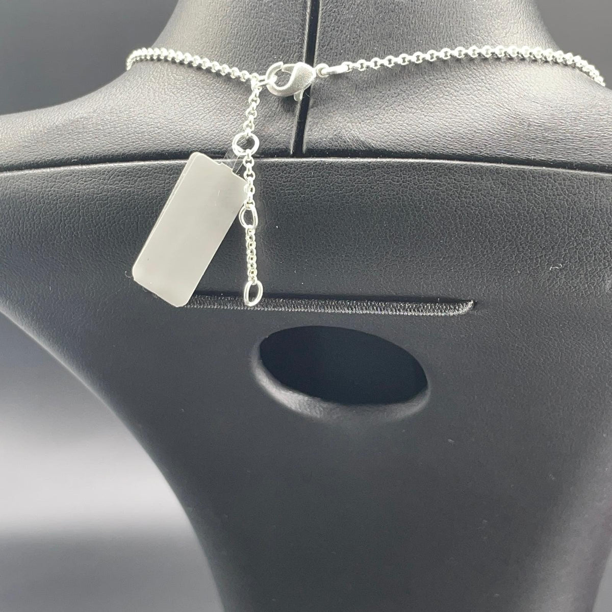 Collana argentata con pendente traforato e smalti multicolore, dettaglio 5