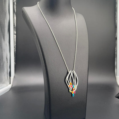 Collana argentata con pendente traforato e smalti multicolore, dettaglio 6