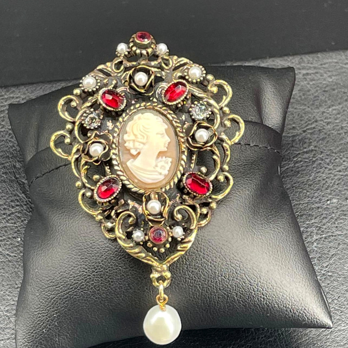 Spilla pendente Alcozer in ottone dorato con cammeo, granati rossi, perle coltivate e cristalli Swarovski, vista frontale