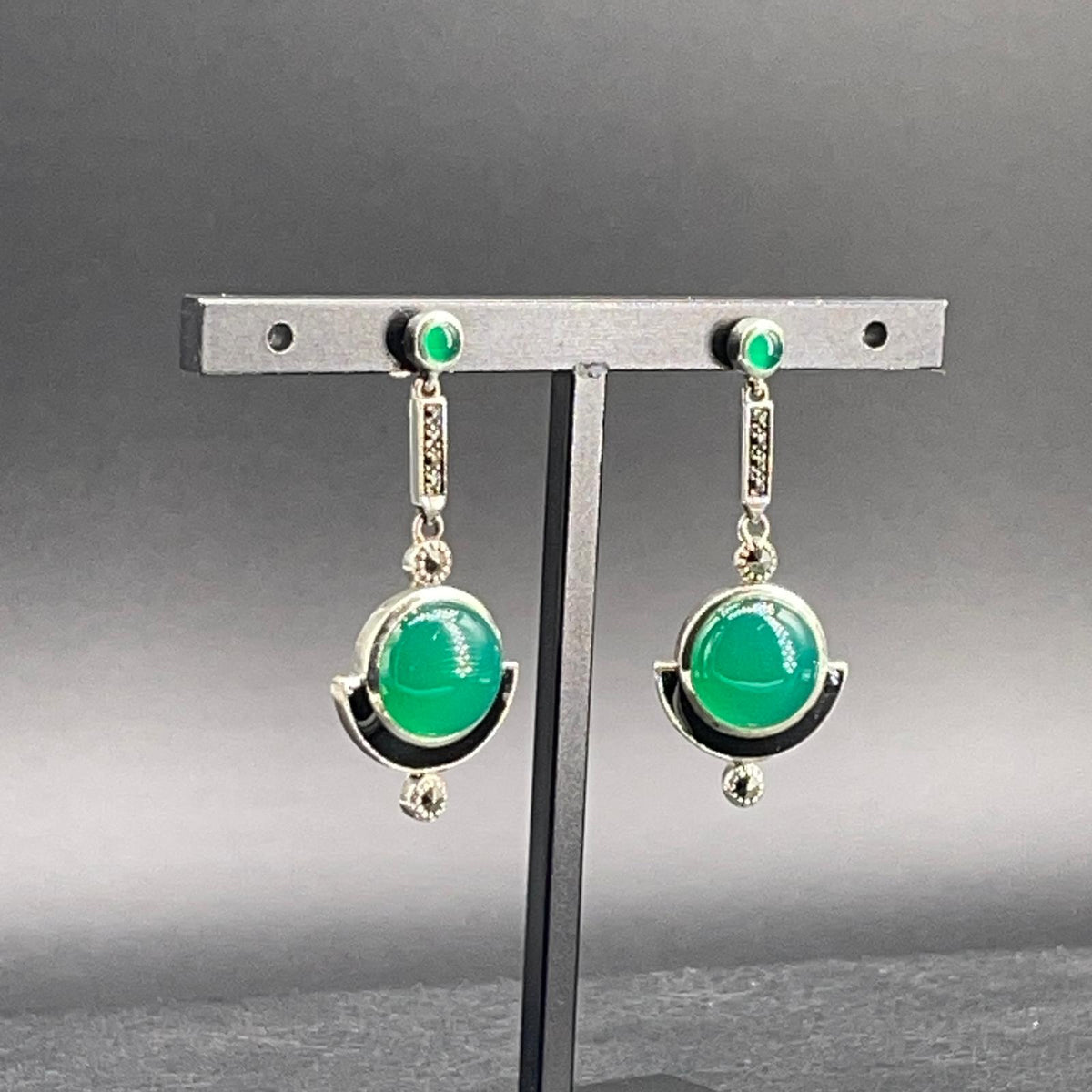 Orecchini pendenti in argento 925 con agata verde cabochon, marcassiti e smalti neri, vista frontale
