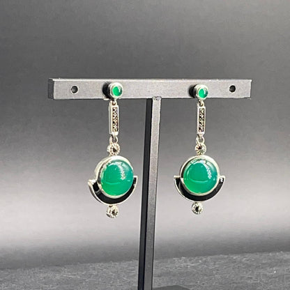 Orecchini pendenti in argento 925 con agata verde cabochon, marcassiti e smalti neri, vista frontale