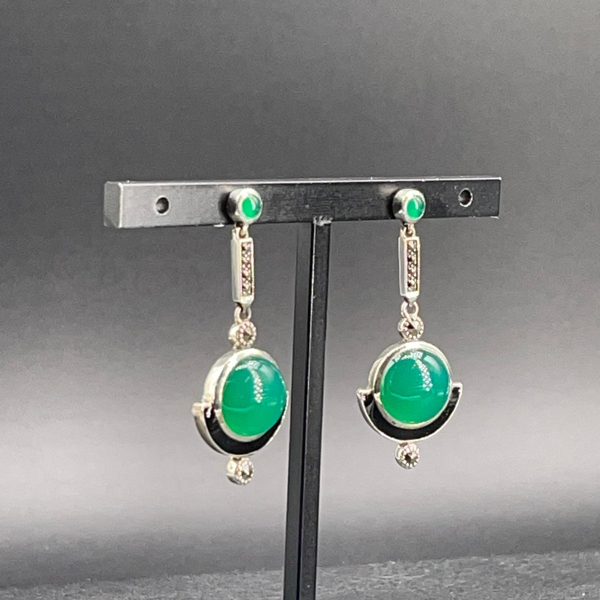 Orecchini pendenti con agata verde cabochon e decorazione nera, vista di tre quarti