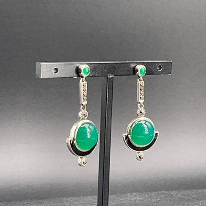Orecchini pendenti con agata verde cabochon e decorazione nera, vista di tre quarti