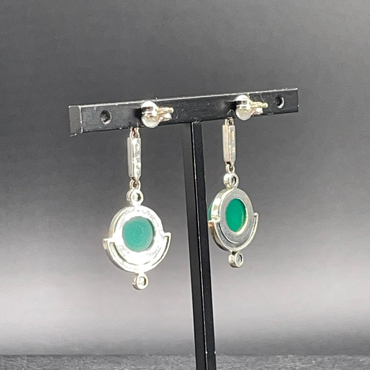 Retro degli orecchini in argento con agata verde e chiusura a perno