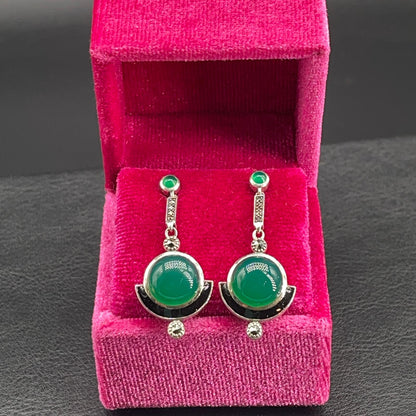 Orecchini in agata verde e marcassiti esposti nella scatola in velluto fucsia