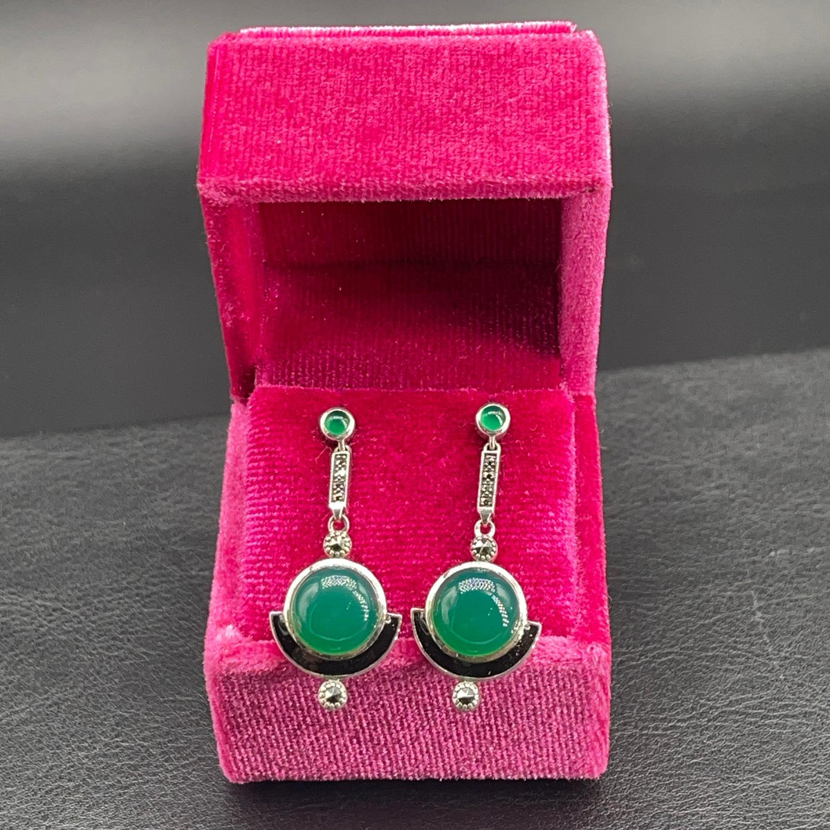 Orecchini pendenti in argento 925, agata verde cabochon e smalti, coppia completa
