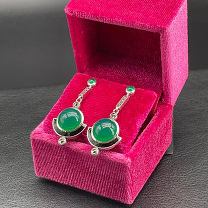 Orecchini in argento e agata verde nella scatola fucsia, vista laterale