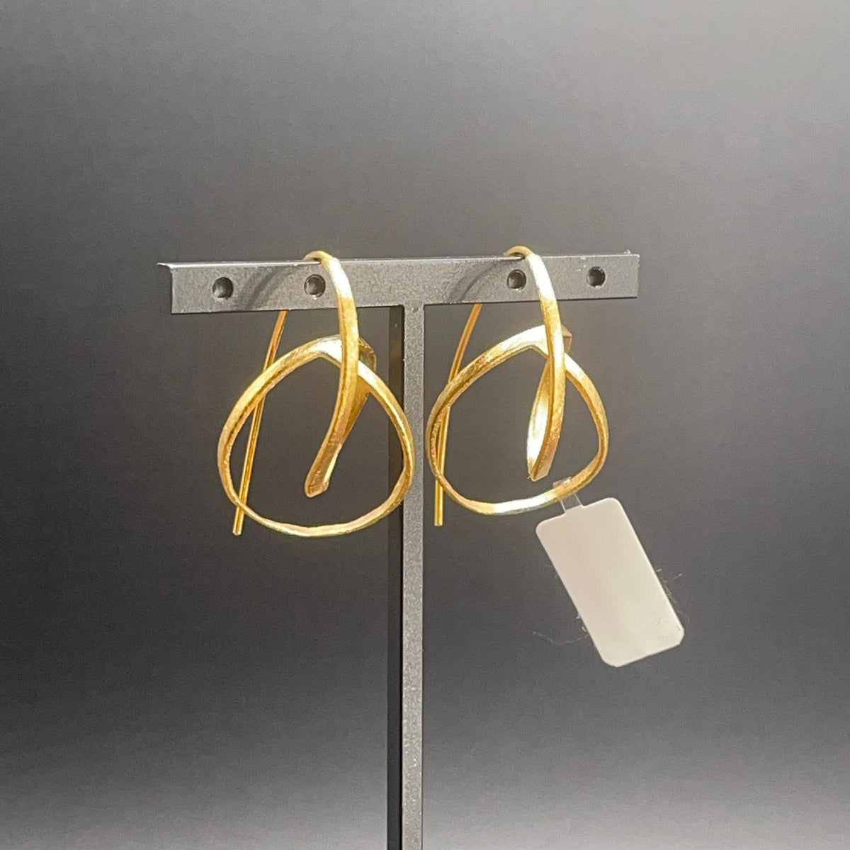 Orecchini dorati satinati visti dal retro con chiusura a perno