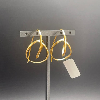Orecchini dorati satinati visti dal retro con chiusura a perno