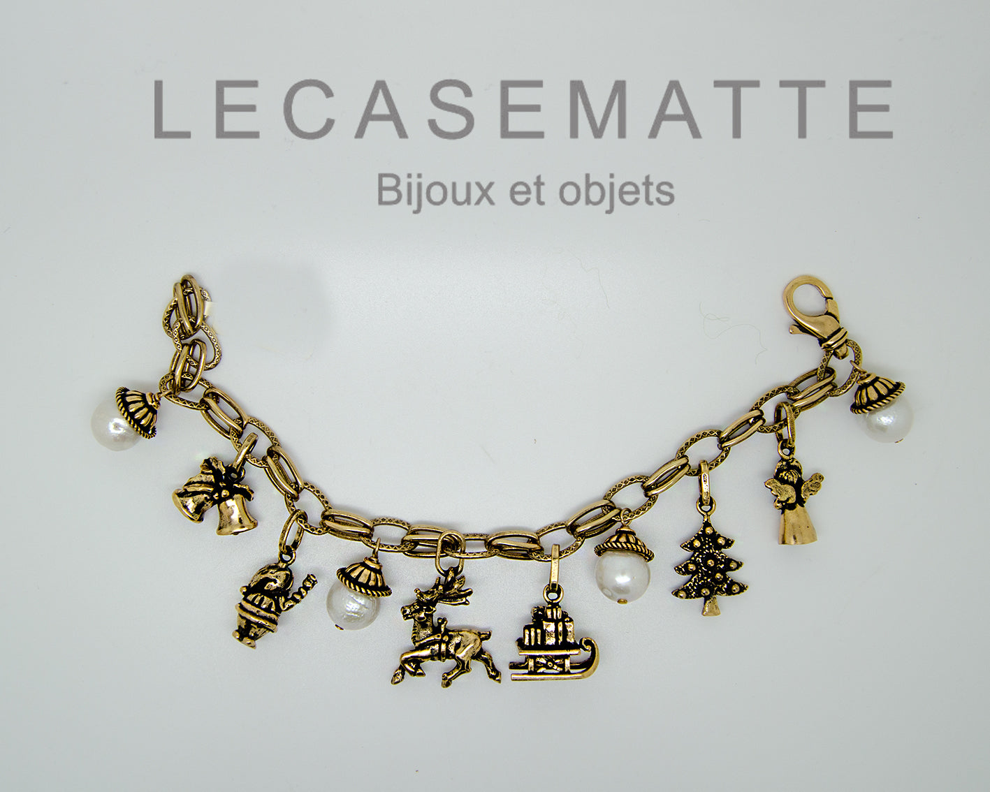 Bracciale Charms Natale - Bracciale Artigianale in Ottone Dorato con Perle, Corone e Granato