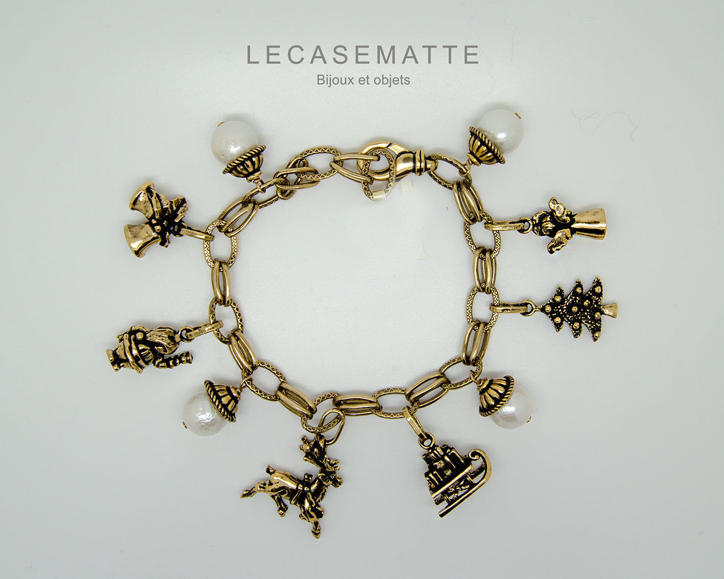 Bracciale Charms Natale - Bracciale Artigianale in Ottone Dorato con Perle, Corone e Granato