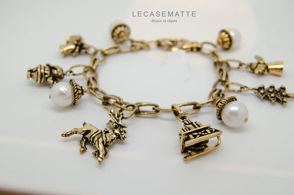 Bracciale Charms Natale - Bracciale Artigianale in Ottone Dorato con Perle, Corone e Granato