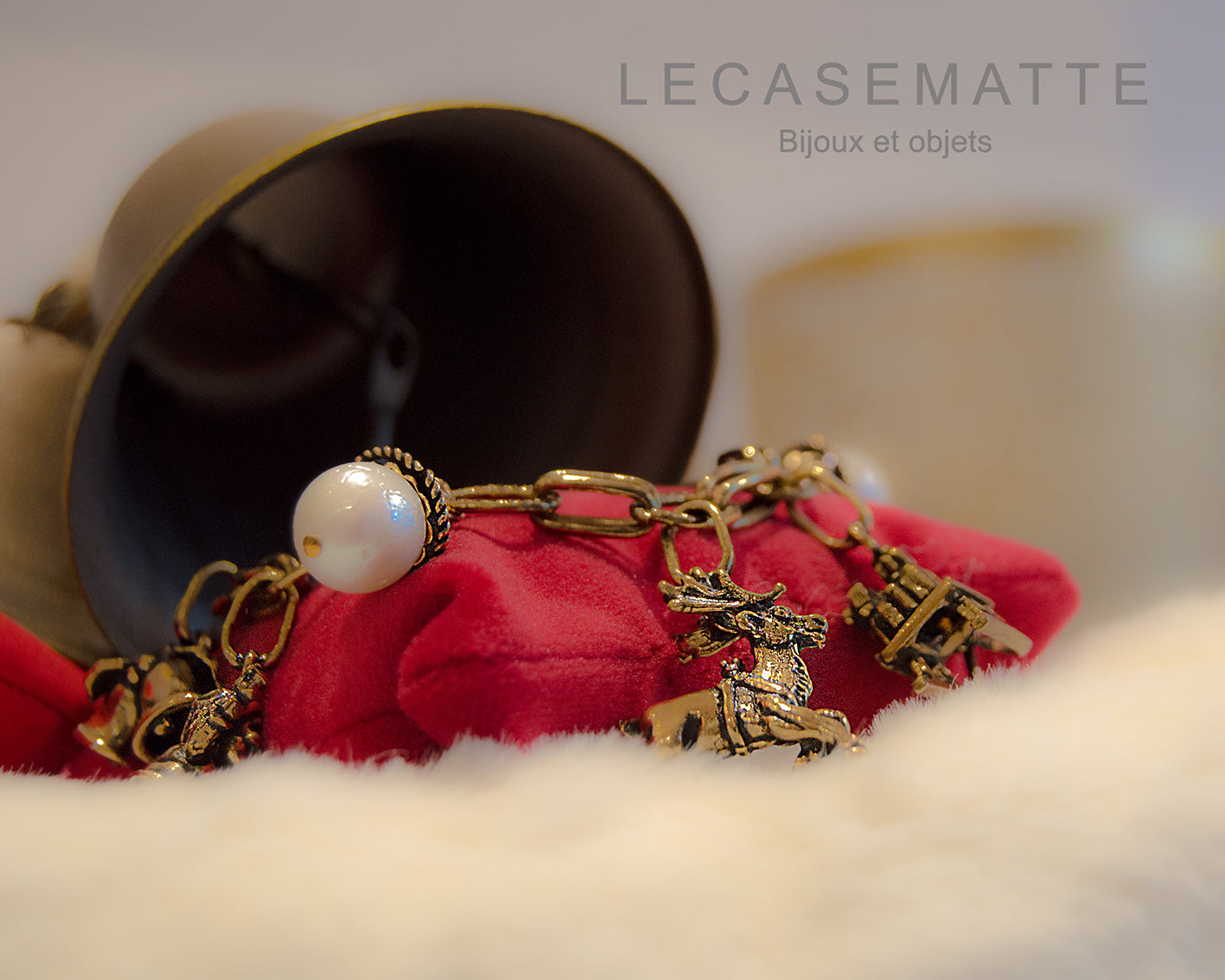 Bracciale Charms Natale - Bracciale Artigianale in Ottone Dorato con Perle, Corone e Granato