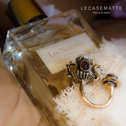 Anello Alice nel Paese delle Meraviglie – Eleganza e Magia con Granato e Perle Coltivate (Codice: AN ALICE 01)